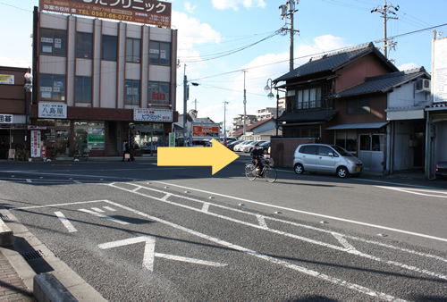 ２．近鉄弥富駅の出口から桑名方面を見た景色です。JR弥富駅（名鉄弥富駅）に向かいます。突き当りを右に曲がります。